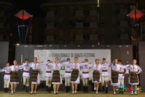 Ansamblul de dans popular ,,Moldoviţa”, conducător Pavel Popa