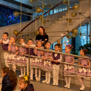 Ansamblul vocal ,,Do-re-mi-show” în cadrul Concertului de caritate în susținerea copiilor refugiati ,,Vin Floriile cu soare”