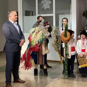 Copiii din ansamblul folcloric „Doruleț” au felicitat angajații DETS sector Ciocana cu prilejul sosirii Sărbătorilor de Iarnă
