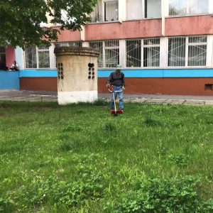 În cadrul lucrărilor de salubrizare a terenului aferent/adiacent al instituției CCC „Ghiocel” se efectuează cositul ierbii